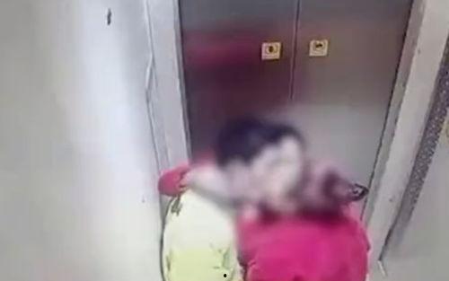 在电梯亲吻视频