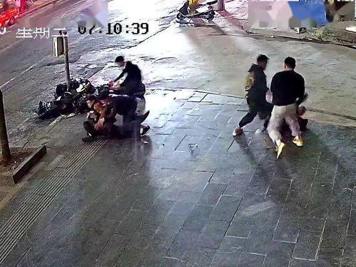 砍人打架斗殴视频,一场血腥砍人打架斗殴的惊心动魄瞬间